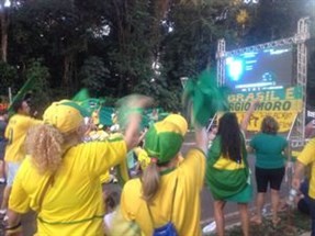 Manifestantes acompanham votação da abertura do processo de impeachment em telão instalado na avenida São Paulo